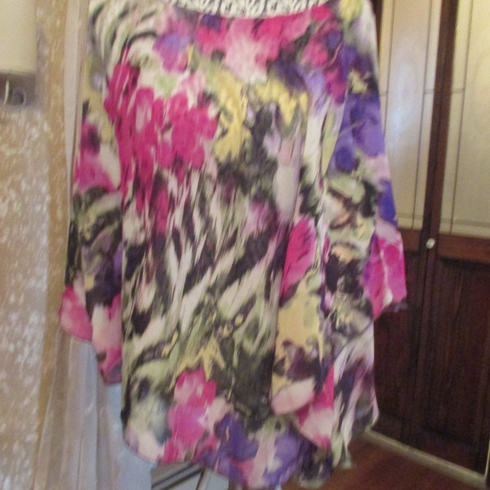 Top/multi color/Dress Barn Woman 18/20.